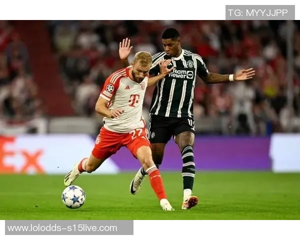 国王杯激战曼联与拜仁平局争议判罚引发全场热议与不满